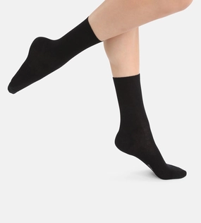 Plain black socks in soft wool for women